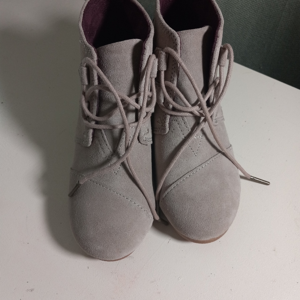 NEW TOMS SHOES